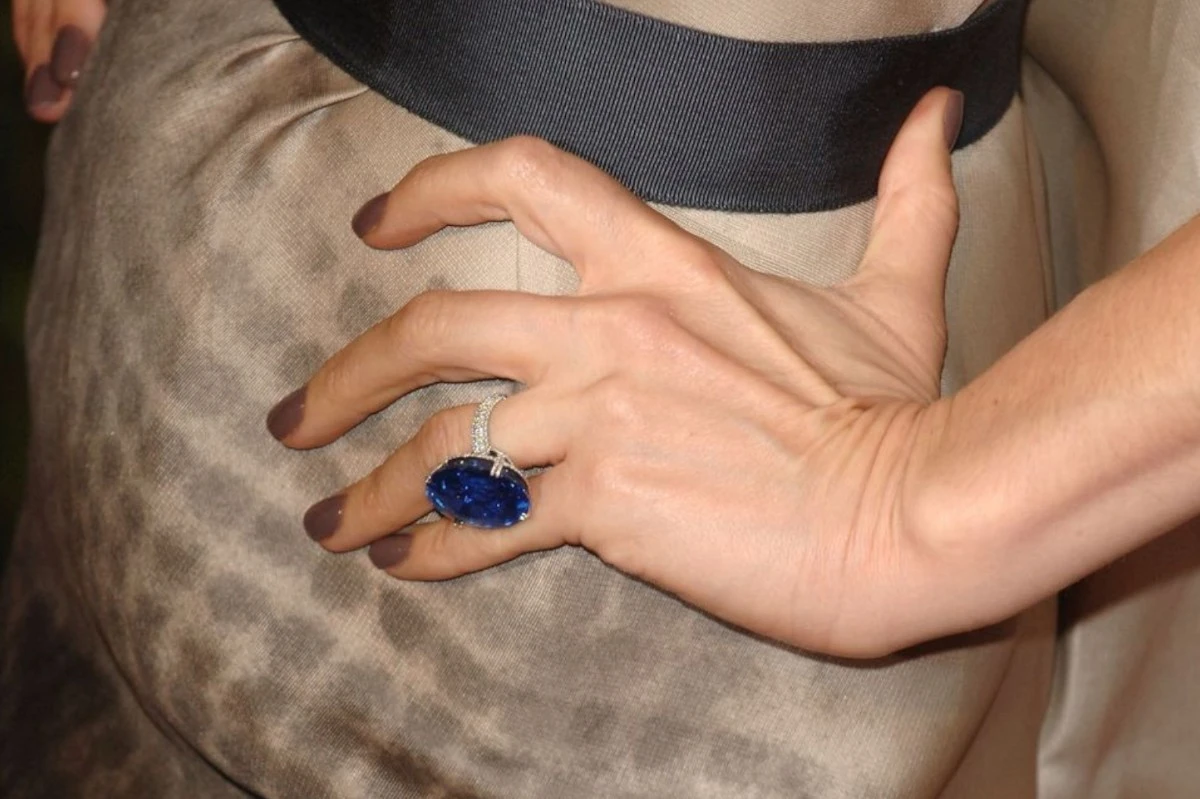 oval-cut-sapphire